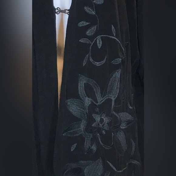 CHICOS TRAVELERS PACKABLE WRINKLE FREE, STRETCH EMBROIDERED CARDIGAN SZ 2, BLACK - Picture 5 of 6